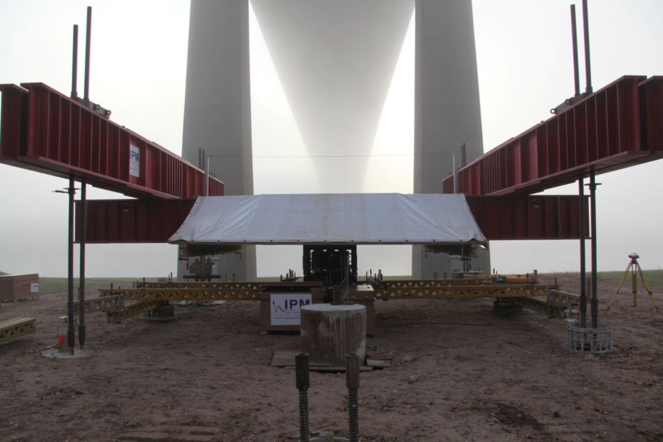 Belastungstraverse unter einem Brückenpylon während einer statischen Probebelastung