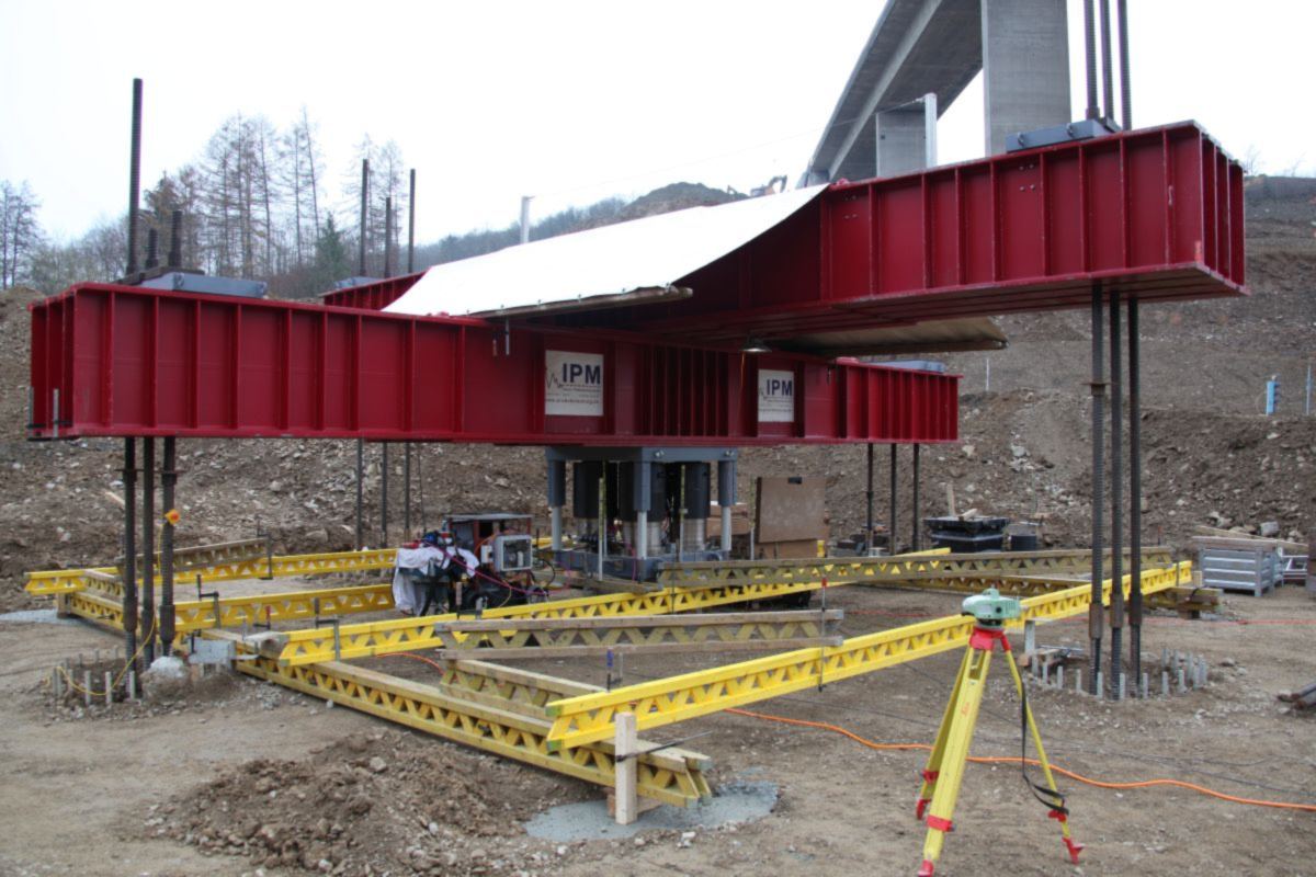Statische Probebelastung an der Talbrücke Eisern