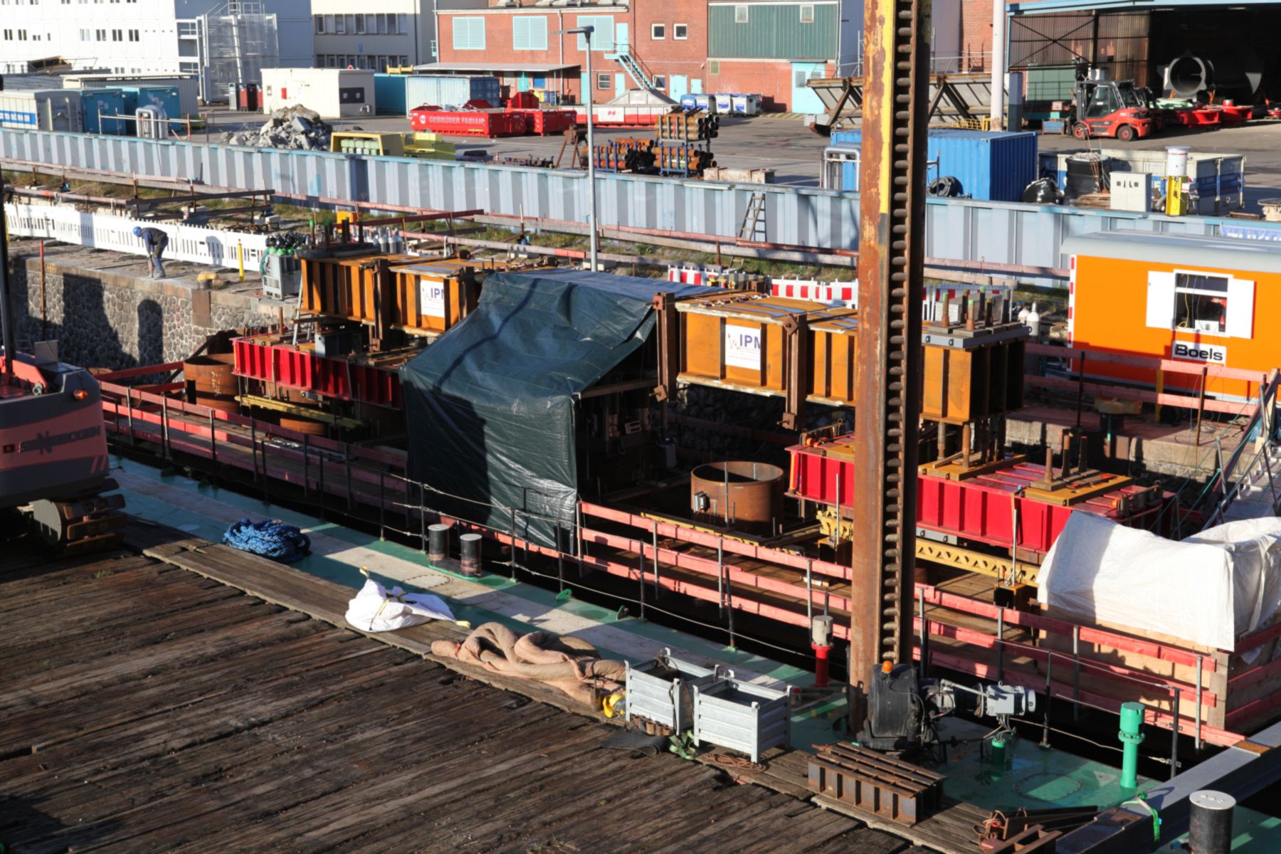 Vier neue Prüfträger an der Kaianlage Steinwerder Kai in Hamburg
